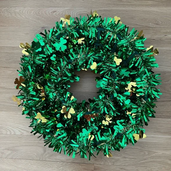 22” tinsel Green St. Patrick’s Day Wreath With Green and Gold Shamrocks. - Picture 4 of 4